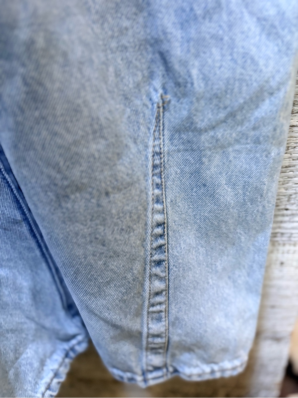 Levi's | Cinch Barrel-Leg Light Wash High-Rise Denim Jeans - Women's 33x31 - Picture 6 of 13